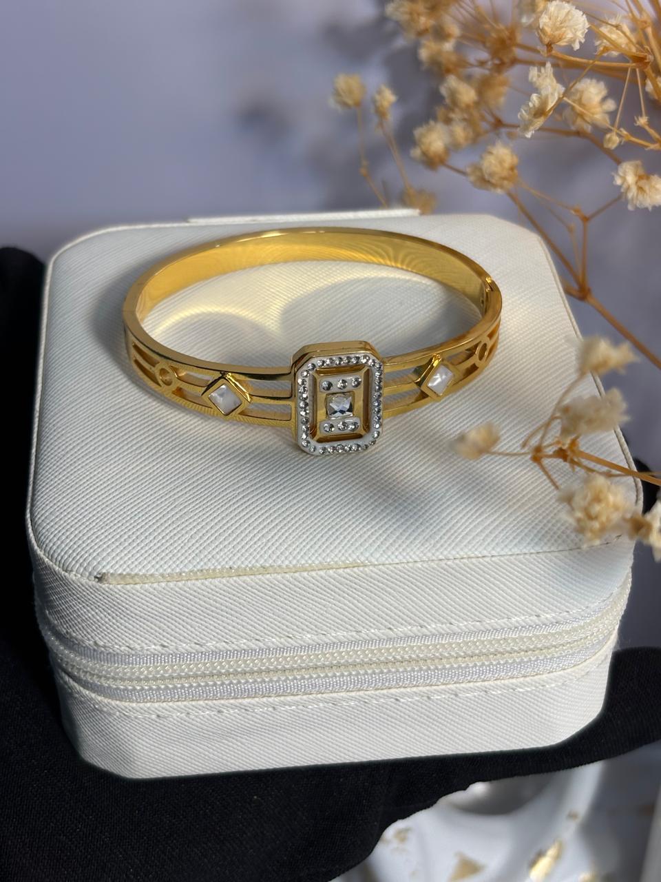 Diamond Hand Cuff