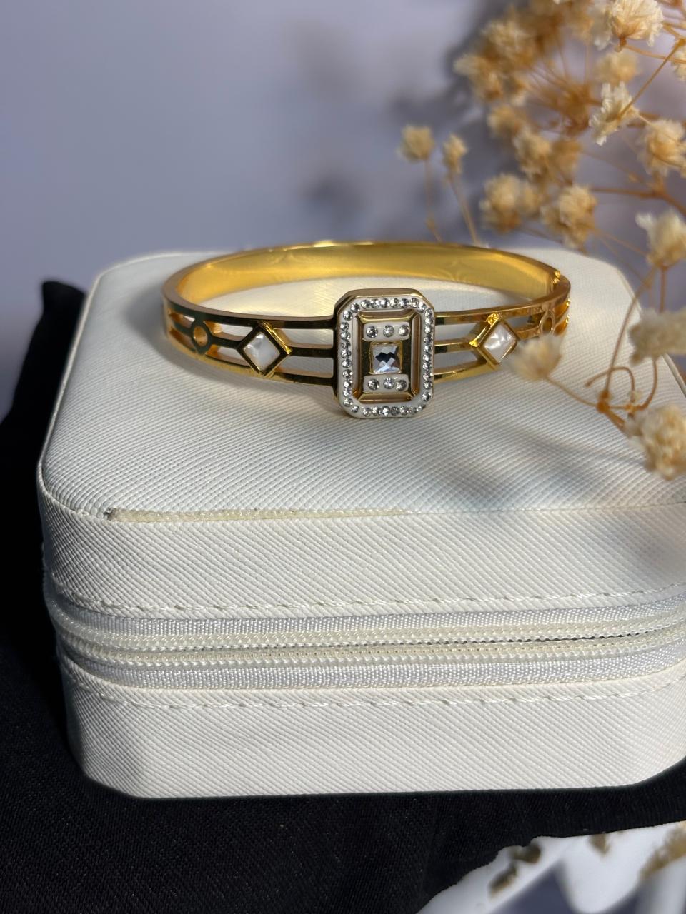 Diamond Hand Cuff