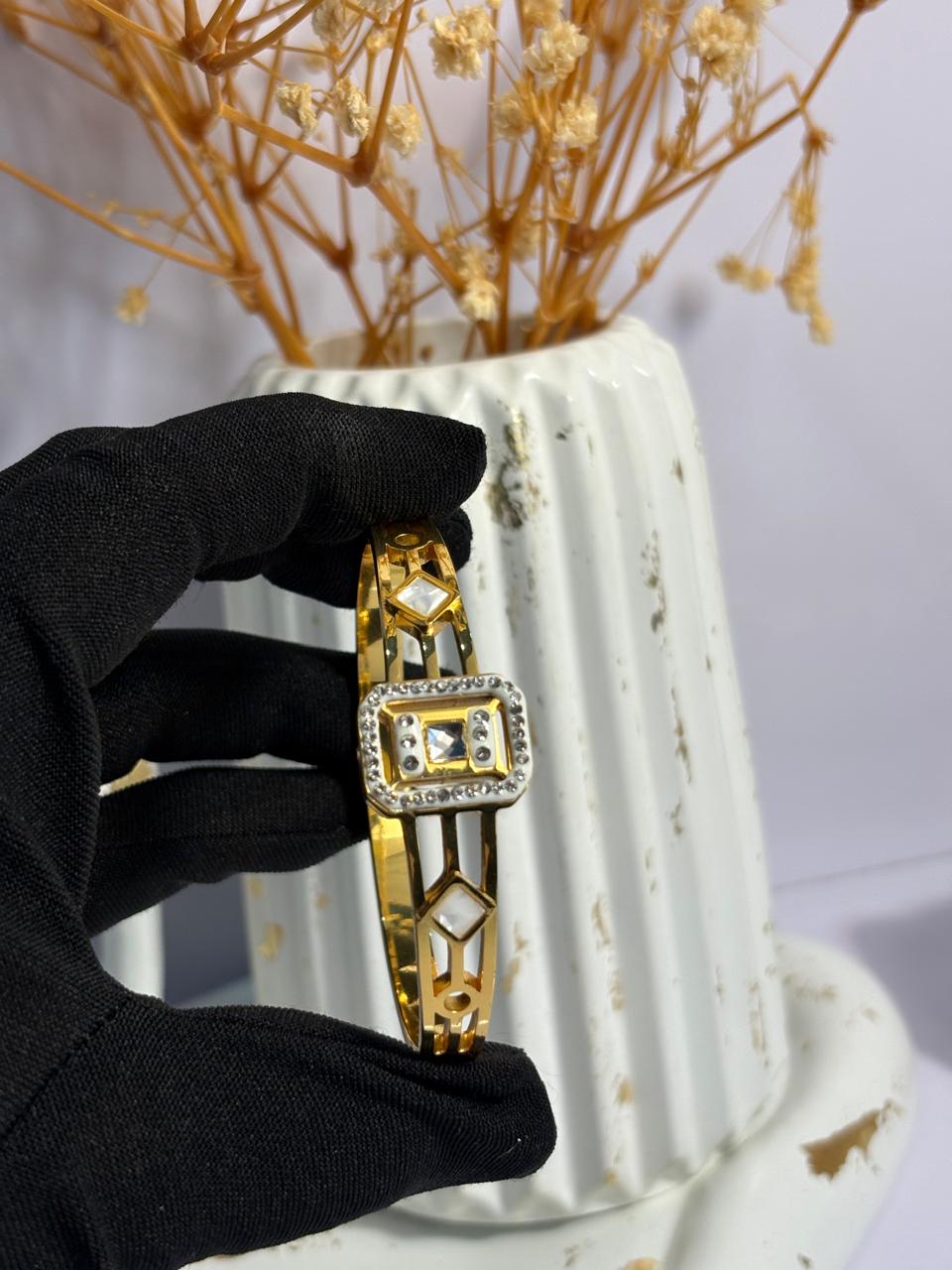 Diamond Hand Cuff