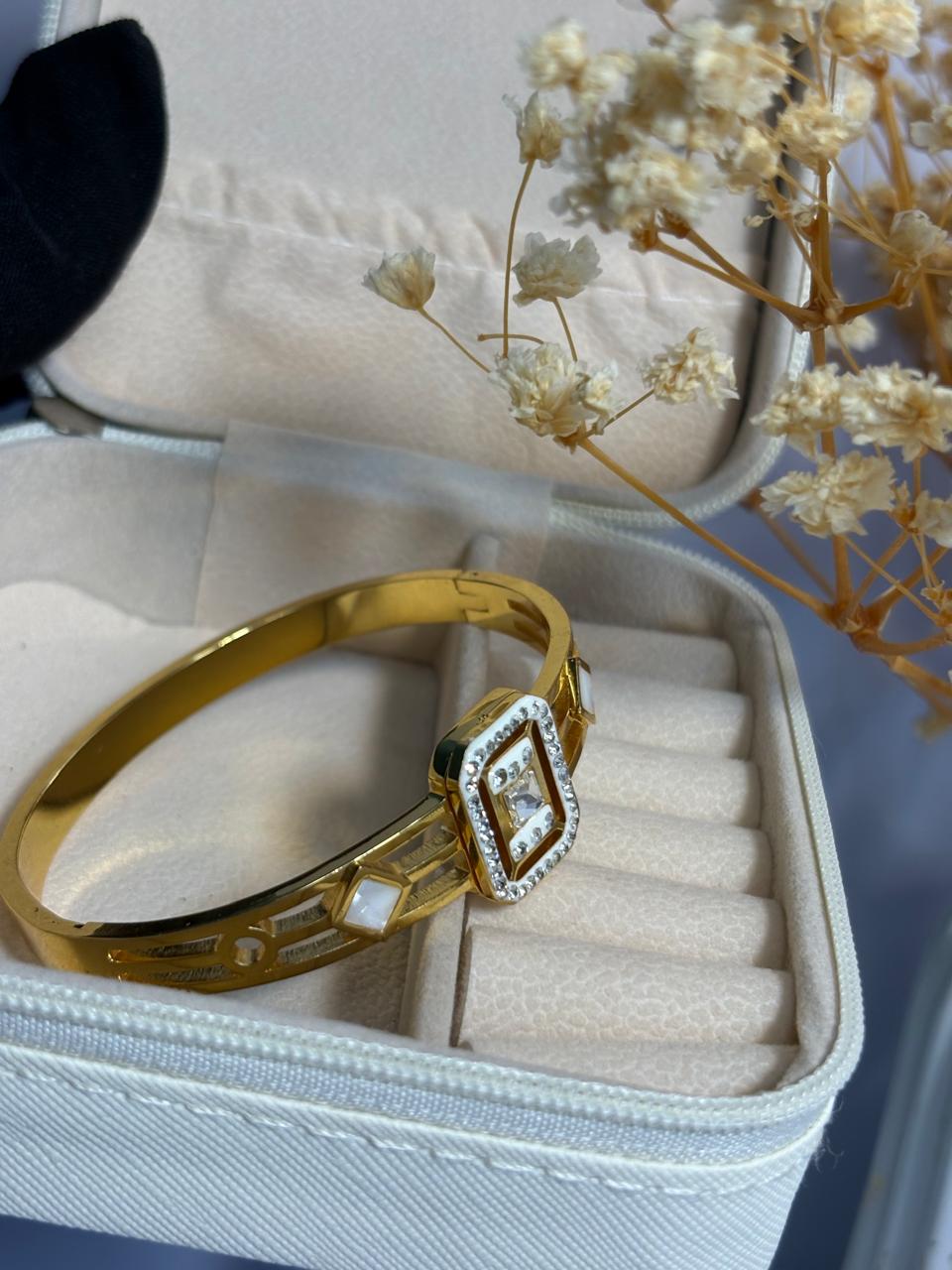Diamond Hand Cuff