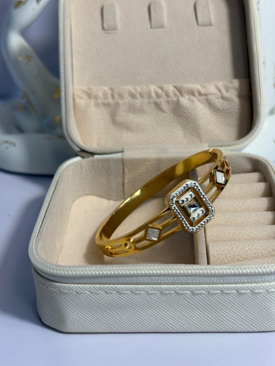 Diamond Hand Cuff