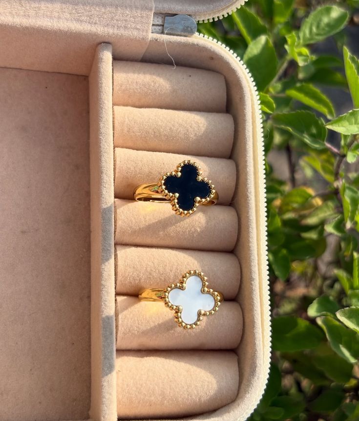 Clover Ring - Black and White