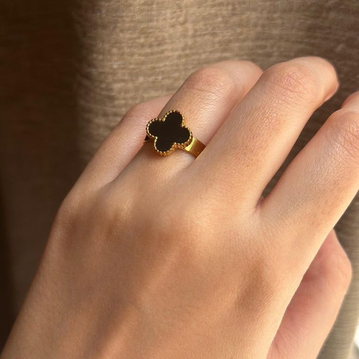 Clover Ring - Black and White